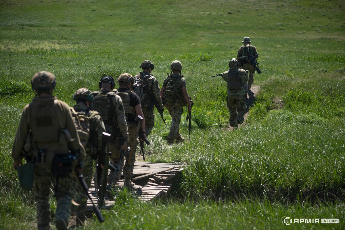 How to clear an enemy trench, which is one of the most difficult tasks of the infantry battle? Fighters from the 72nd brigade know how to do it and showed us their maneuvers: armyinform.com.ua/2024/05/20/za-…