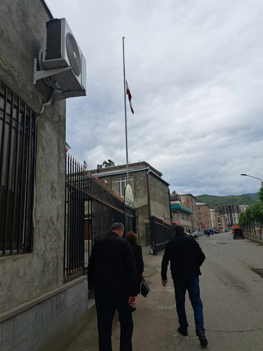 Citizens are now carrying flowers to the #Iran|ian Consulate in Kapan. They know that #Syunik has not been de-armenianized and the 'corridor' has not been laid there due to the firm position of the Iranian authorities. There is little hope for Yerevan. #Armenia