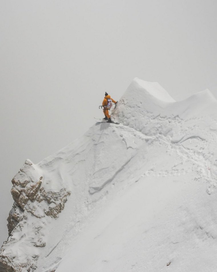 8000mThe's tweet image. 🚨🏔Au Népal (Himalaya), le skieur Bartek Ziemski vient de réussir la descente à ski du MAKALU (8485 mètres), cinquième plus haut sommet du monde. Le polonais accomplit ainsi sa « cinquième descente » d’un sommet de 8000 mètres alors bravo, cela est stupéfiant ! #alpinisme #sport
