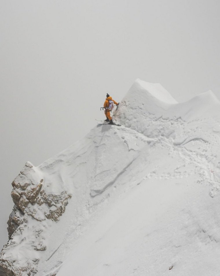 🚨🏔Au Népal (Himalaya), le skieur Bartek Ziemski vient de réussir la descente à ski du MAKALU (8485 mètres), cinquième plus haut sommet du monde. Le polonais accomplit ainsi sa « cinquième descente » d’un sommet de 8000 mètres alors bravo, cela est stupéfiant ! #alpinisme #sport