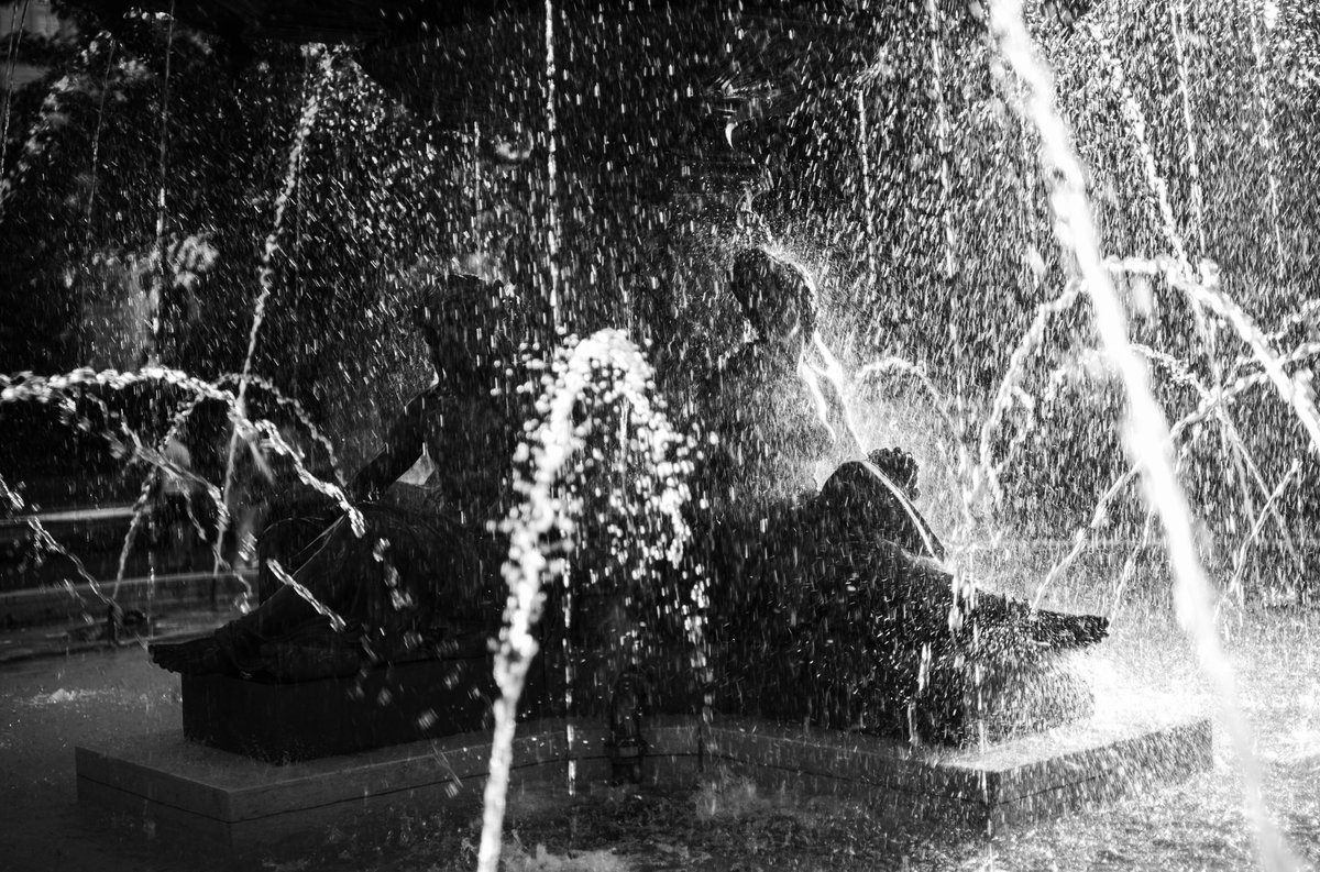 Fountain, Geneva Road trip to Italy 2023 Leica M10 Monochrom From Thermidor - month 11 of my year long calendar photographic project: rangefinderchronicles.blogspot.com/2024/03/thermi… #leica #leicam10 #leicam10monochrom #blackandwhite #monochrome #geneva #blackandwhitephotography #fountain