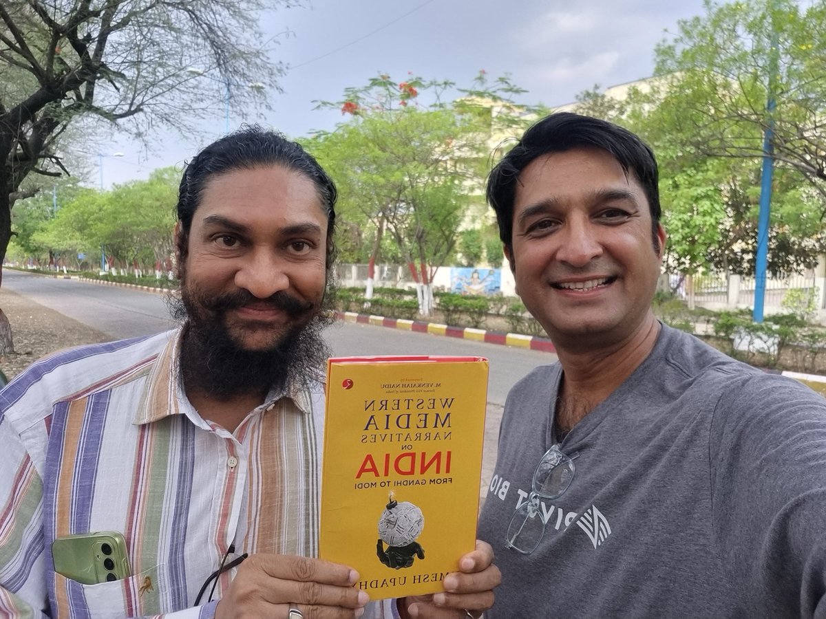iAmitabhSoni's tweet image. Gifted ⁦⁦@upadhyayumesh⁩ Sir’s book to my mentor Gurudev Premjit Singh, Professor at BJMC #DAVV Indore

It shud be part of all social sciences &amp;amp; media studies.Imp to understand the attempts of systematic destruction of our civilisation via mass media ⁦@PMOIndia⁩