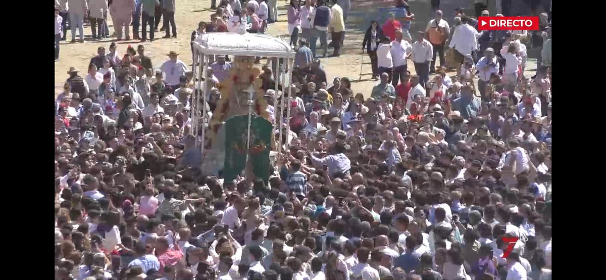 🟣 Estamos EN DIRECTO La Virgen del Rocío está en la calle Almonte, te la llevamos a casa en @7TVSevilla 📺 🔗 7tvandalucia.es/sevilla/#