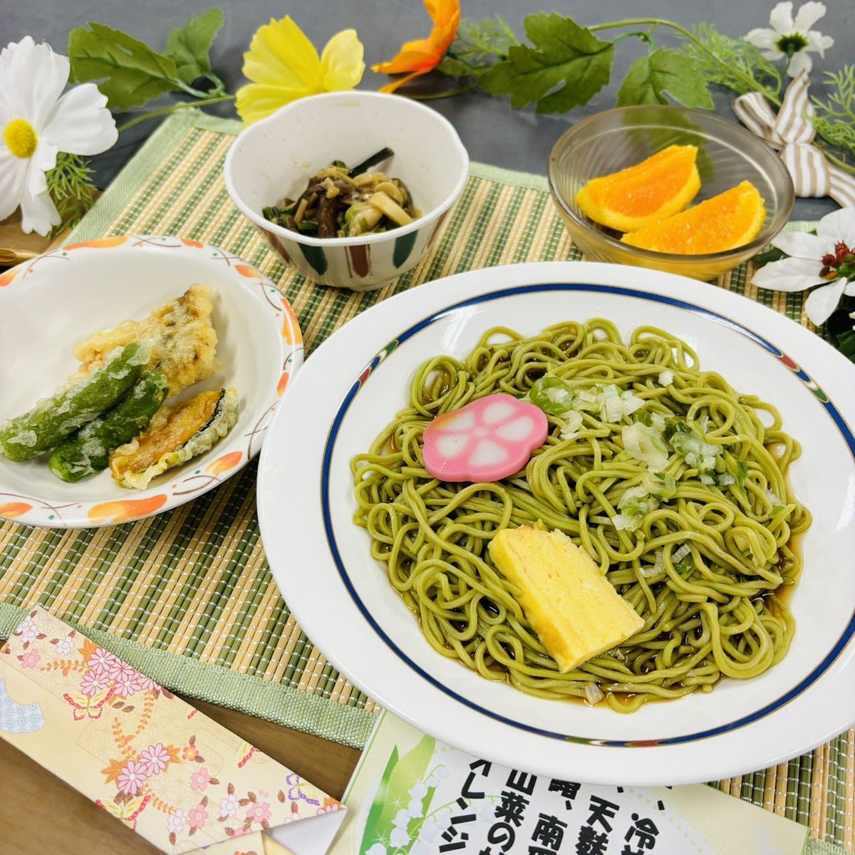 Welfare2018's tweet photo. 🌱5月の行事食🌱
今月は茶そばを提供！
茶そばは、そば粉に抹茶を練り込んだもので、京都名物として知られています。

天ぷらは鰆を使用しました😊
魚編に春！今が旬です！皆様、美味しそうに召し上がっていました！

#冷やし茶そば
#天ぷら
#鰆　#南瓜　#しし唐
#山菜の炒り煮
#オレンジ

#老健 https://t.co/S5RnzbqErz