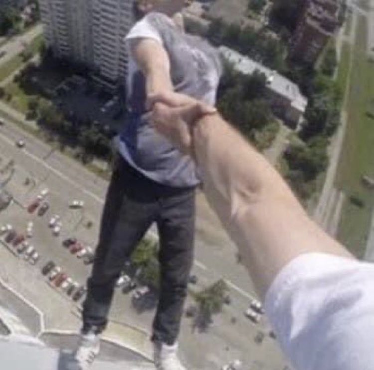 Unariel_'s tweet image. Your PFP is holding you, do you trust them ? 🤝