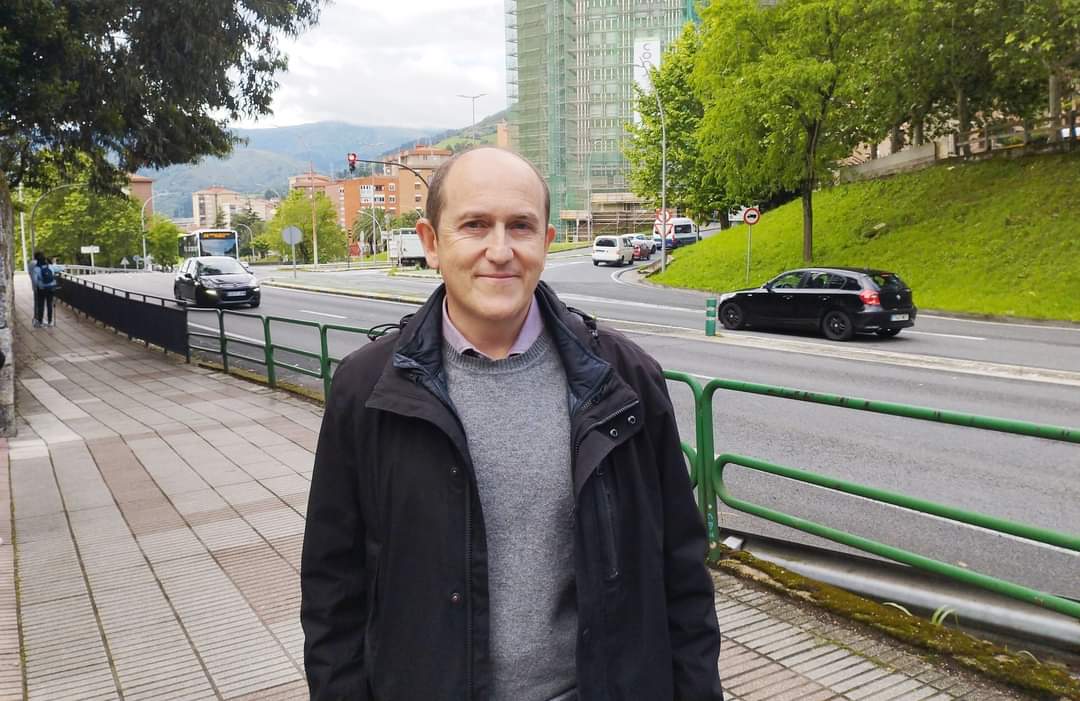 PSEBarakaldo's tweet photo. Nuestro portavoz, @carlosfebaraka, anuncia 4 millones para proyectos incluidos por el PSE-EE en el Acuerdo de Gobierno y el Plan de Mandato:

☑️Nueva rotonda en la entrada a Cruces-N-634 (1,5 m)
✅Cubrimiento de parques infantiles Murrieta y Landabeko (500.000 y 600.000 euros) 🧵 https://t.co/7B25dxcEjy