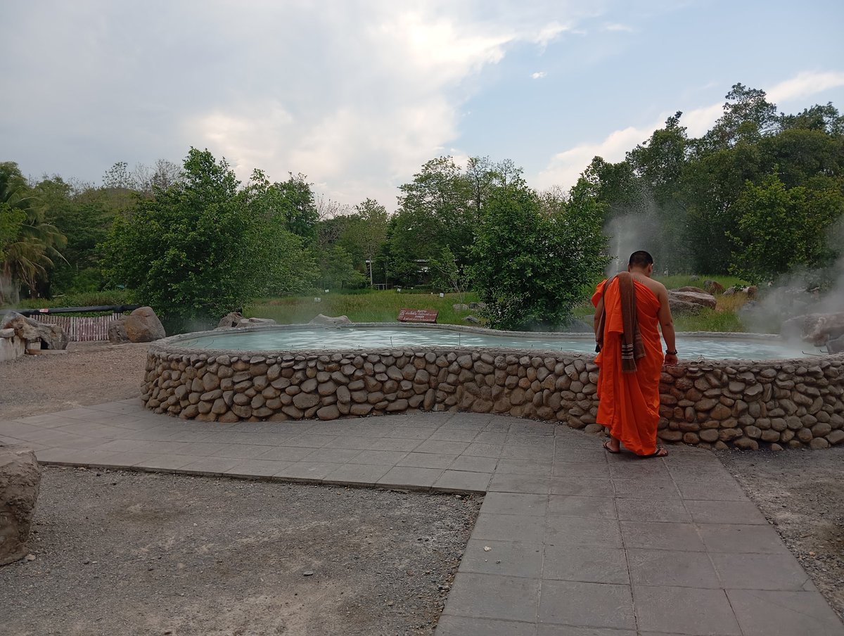 Stopped off at the San Khampaeng hot springs on the way back. Total waste of time and money. Not really much to see or do, fallen in dilapidation in parts. #thailand #thaitwitter