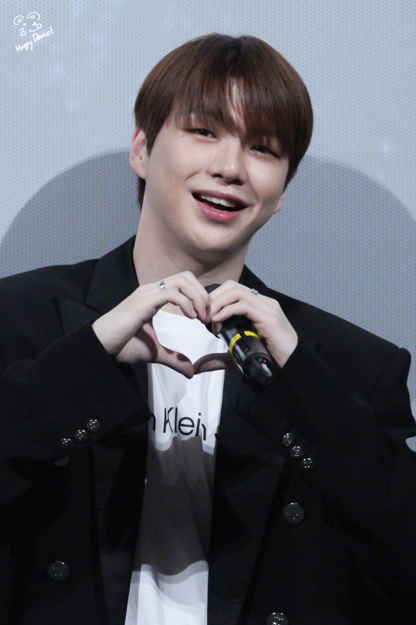 He is only 28 years old. But he has experienced trauma many times, been betrayed many times, had to start everything a second time. Daniel, it's up to u when you want to come back, we won't leave. You've been in this position and u can do it. I'm sure you can do it this time too!