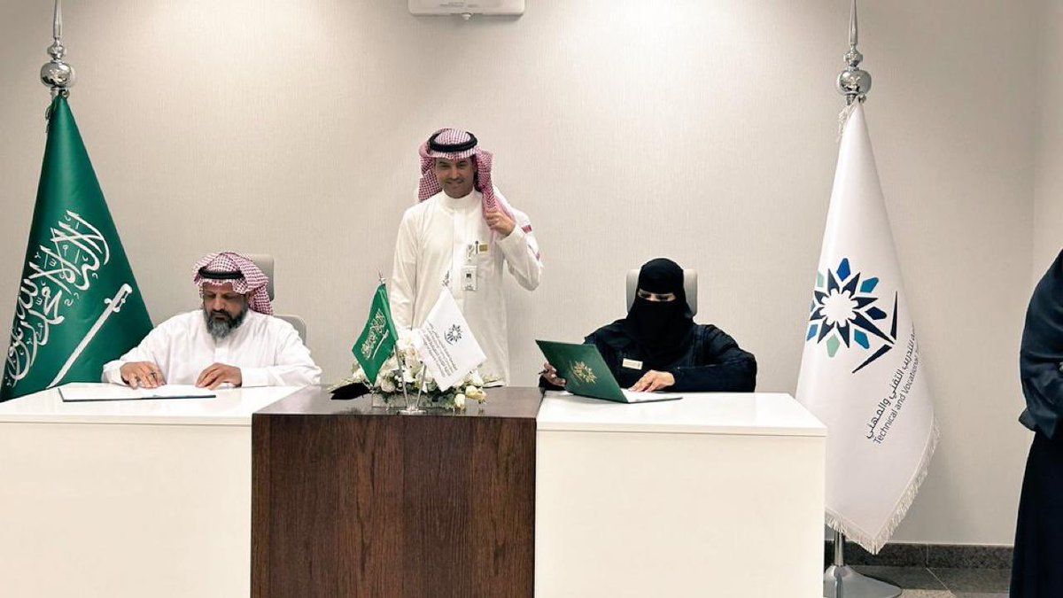 tvtc_f_DgRiyadh's tweet photo. برعاية نائب المحافظ للتدريب في المؤسسة العامة للتدريب التقني والمهني وقع كلاً من #الكلية_الرقمية_للبنات_بالرياض و #فريق_بروين_التطوعي شراكة مجتمعية  خلال 
#المعرض_السعودي_للاختراع_والابتكار_التقني 
#التدريب_التقني https://t.co/19qBxlhs7B