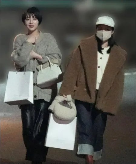 nenemapp's tweet photo. はしかんと浜辺美波のコンビ見るたびに、爆美女同士にしかわからない気楽さがありそうだなって勝手に思ってる https://t.co/u7TnQ1cJLl