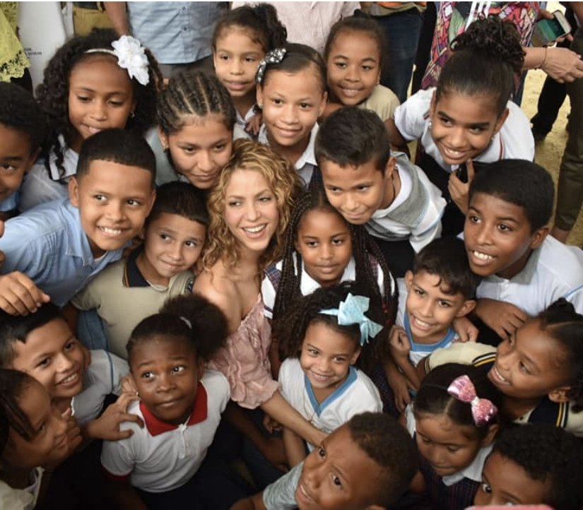Este #FelizLunes digo que en 🇨🇴 hay una artista para admirar y agradecer, se llama Shakira @shakira, pues ella con su fundación pies descalzos ha beneficiado con educación a más 70.000 niños, construyendo 19 colegios en diferentes ciudades del Caribe 🇨🇴. El último colegio