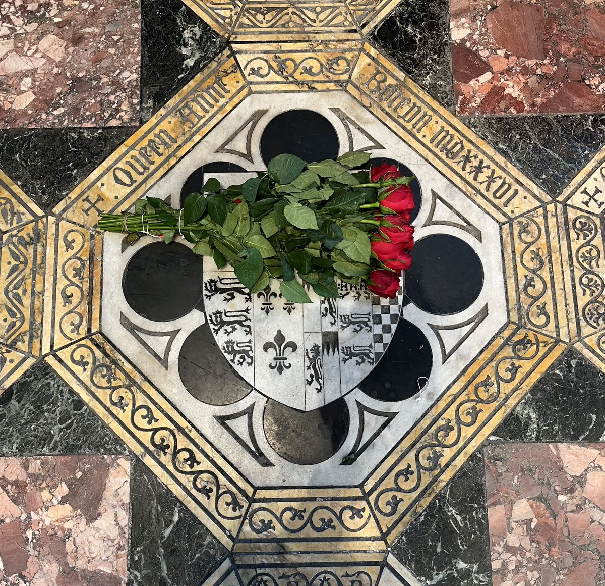 It was very poignant to see the red roses laid on Anne Boleyn’s memorial in the Tower chapel this morning. They have been delivered on the anniversary of her execution every year since the 1840s and to this day nobody knows who sends them @HRP_palaces @TowerOfLondon #anneboleyn