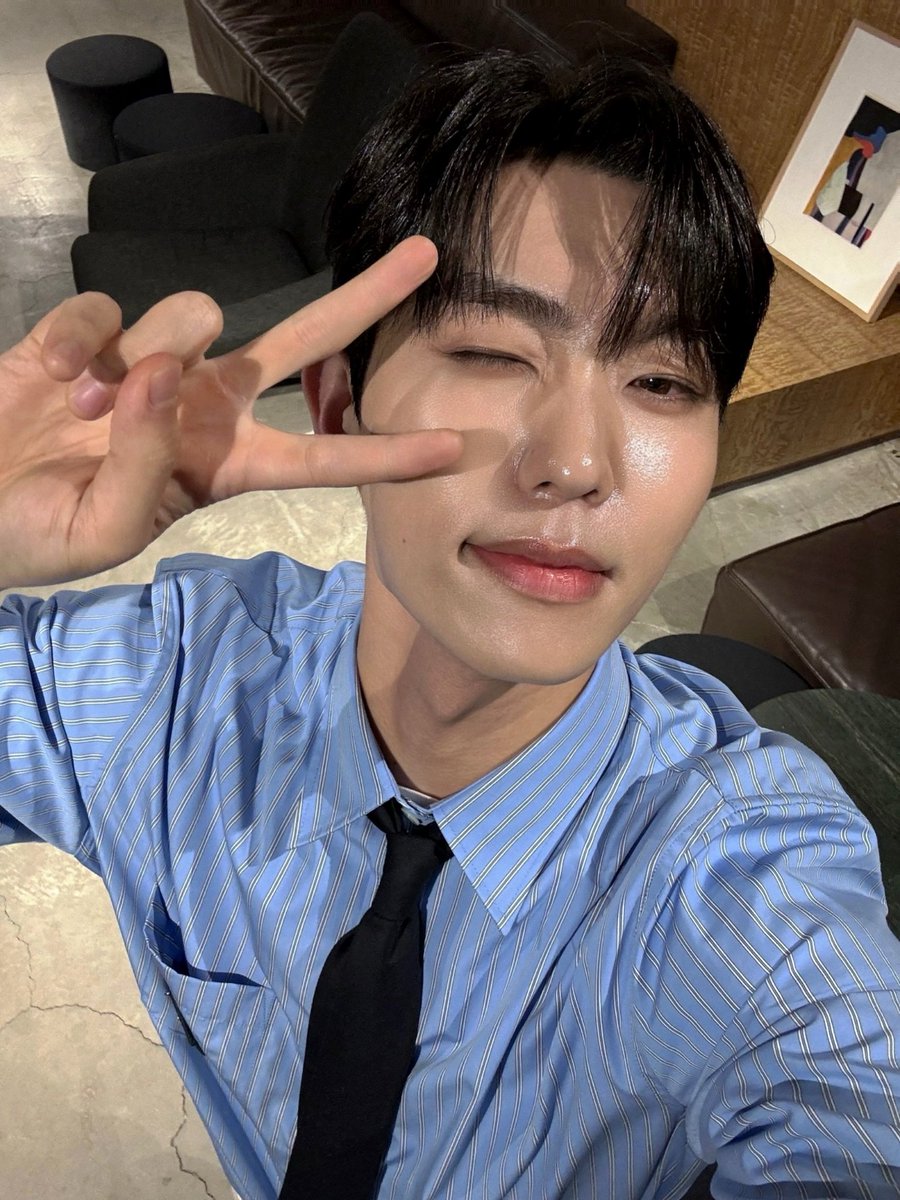 와 직짱인 생활 졸라 힘들어 💤💤🍀 킹치만 월급날 반차 쓰고 첫공 가잖아 이거 완전 럭키코지잔아 🍀🍀🍀🍀🍀🍀