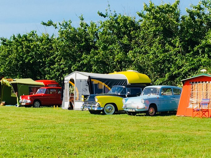 Hello everybody👋😀! we just remember our guests who were here with their vintage cars in 2018 😊So we wishing you all a rest of #pentecost & a wonderful week! #morningcampers #mondayvibes #classiccar #caravanfamily #vintagecaravan #vintage #caravanlove #ultratwitter #retro #cars