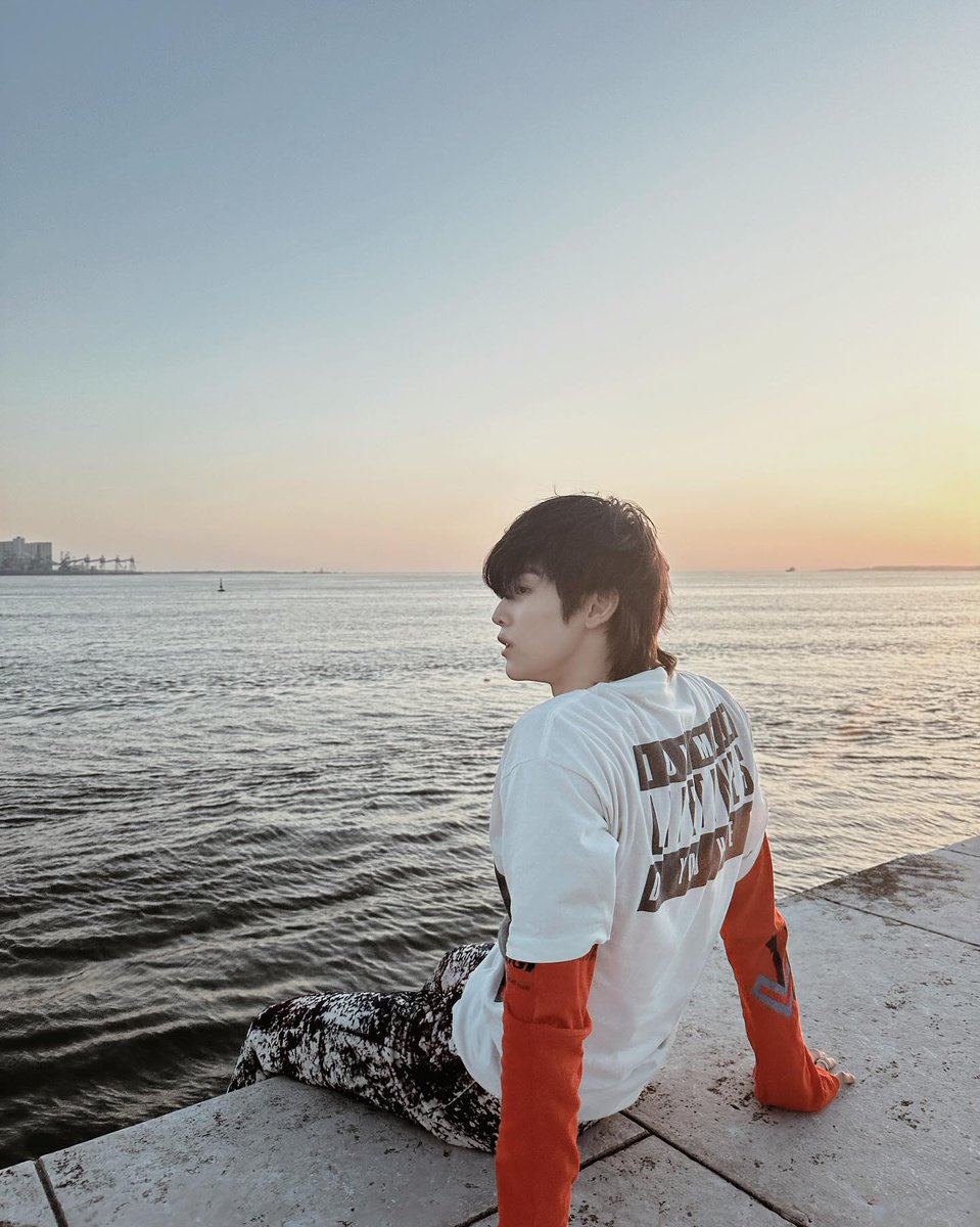 sungchagn's tweet photo. The view was amazing, so we had an impromptu photo session. I got a pic of Eunseok, and Eunseok took for me. We had a blast, and I think the photos turned out awesome. What do you think? https://t.co/qyRmoVrTrV