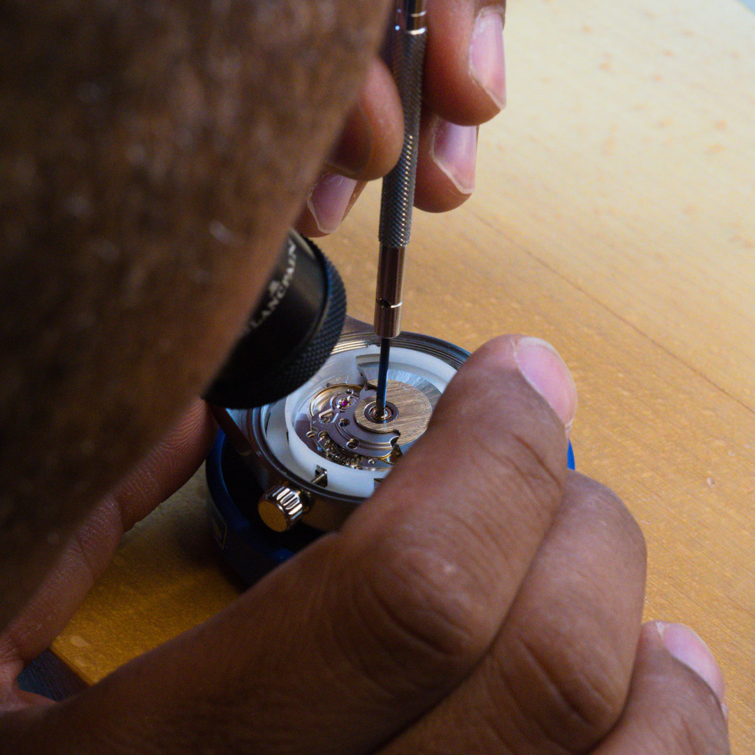 The rule of thumb to get your screw tight enough without forcing it, it to go until it stops, and then turn by an additional angle that roughly corresponds to the slit's width.
Find out more at wdsh.rs/field
