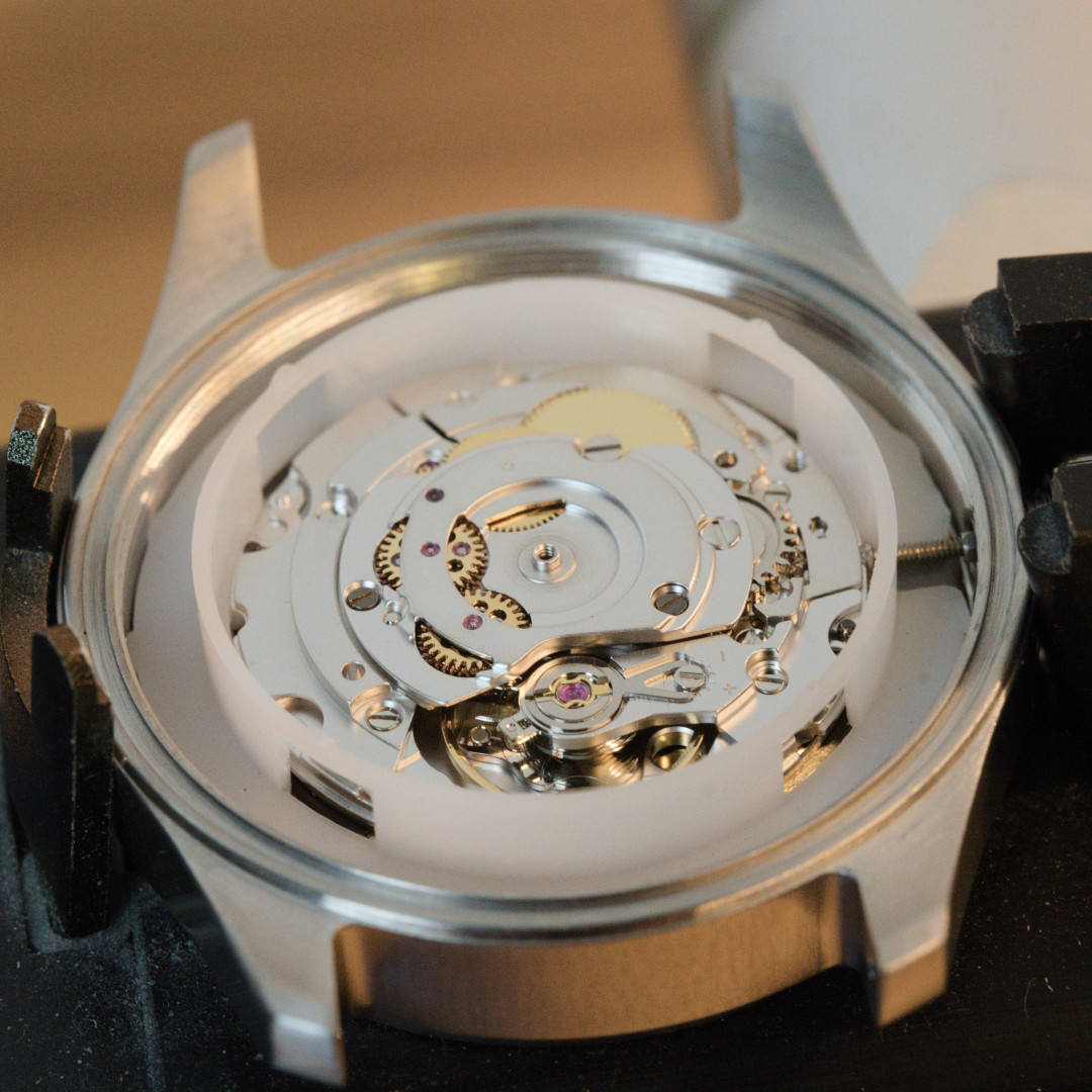 technewatches's tweet photo. The Soprod P024 is used by prestigious Swiss brands such as Nivada Grenchen. It is an 11½ lines caliber based on the ETA 2824-2 architecture, and it is an 100% fit in.
Find out more about our Made in Europe watch at https://t.co/yCEs9BNxBS https://t.co/lVb3vyYQc6