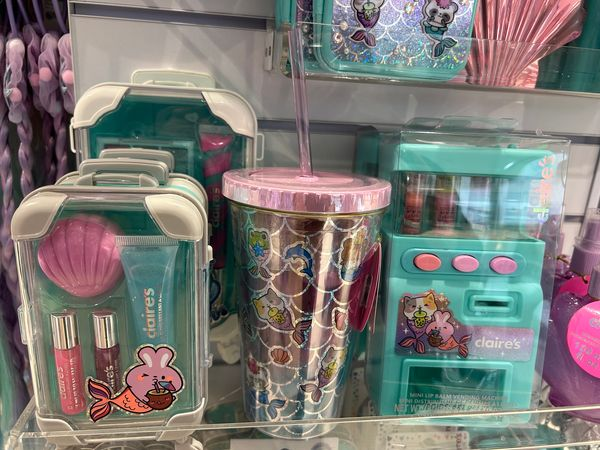 What a cutie spotted at @claires  😍
#plushgoals by Cuddle Barn exclusively at Claire's along side a stunning mermaid collection 🤩

For more of the stores in the centre, visit:
bit.ly/ManderHomepage