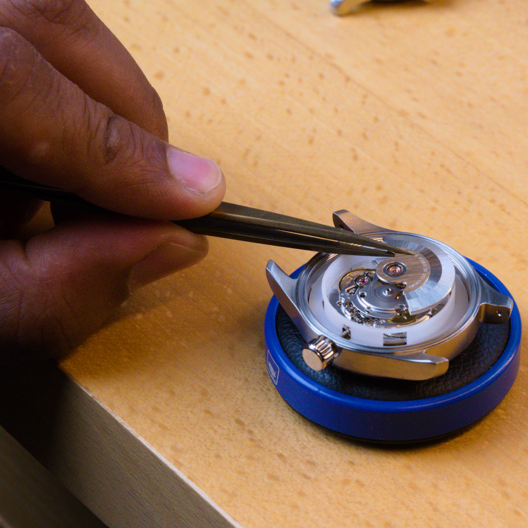 Screwing back the Soprod's P024 rotor is the finishing touch before closing the watch, after having assembled and regulated the movement on a bench. The rotor is removed during those steps for convenience, and to allow easy fine-tuning. Find out more at wdsh.rs/field