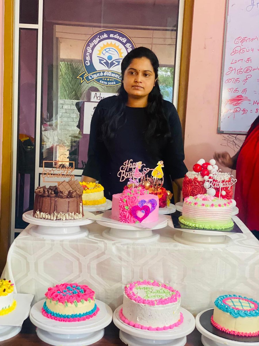 vavuniyafa's tweet photo. Students icing Exam work…..

Institute Of Technical Education Nochchimoddai.
#vavuniyatowncake #aariblouseschool #cakeclasssrilanka #vavuniyatown #cakeart #vavuniyatown #icingcookies #cakeart #srilanka #jaffna #srilankadaily https://t.co/9ccLyTTYD8