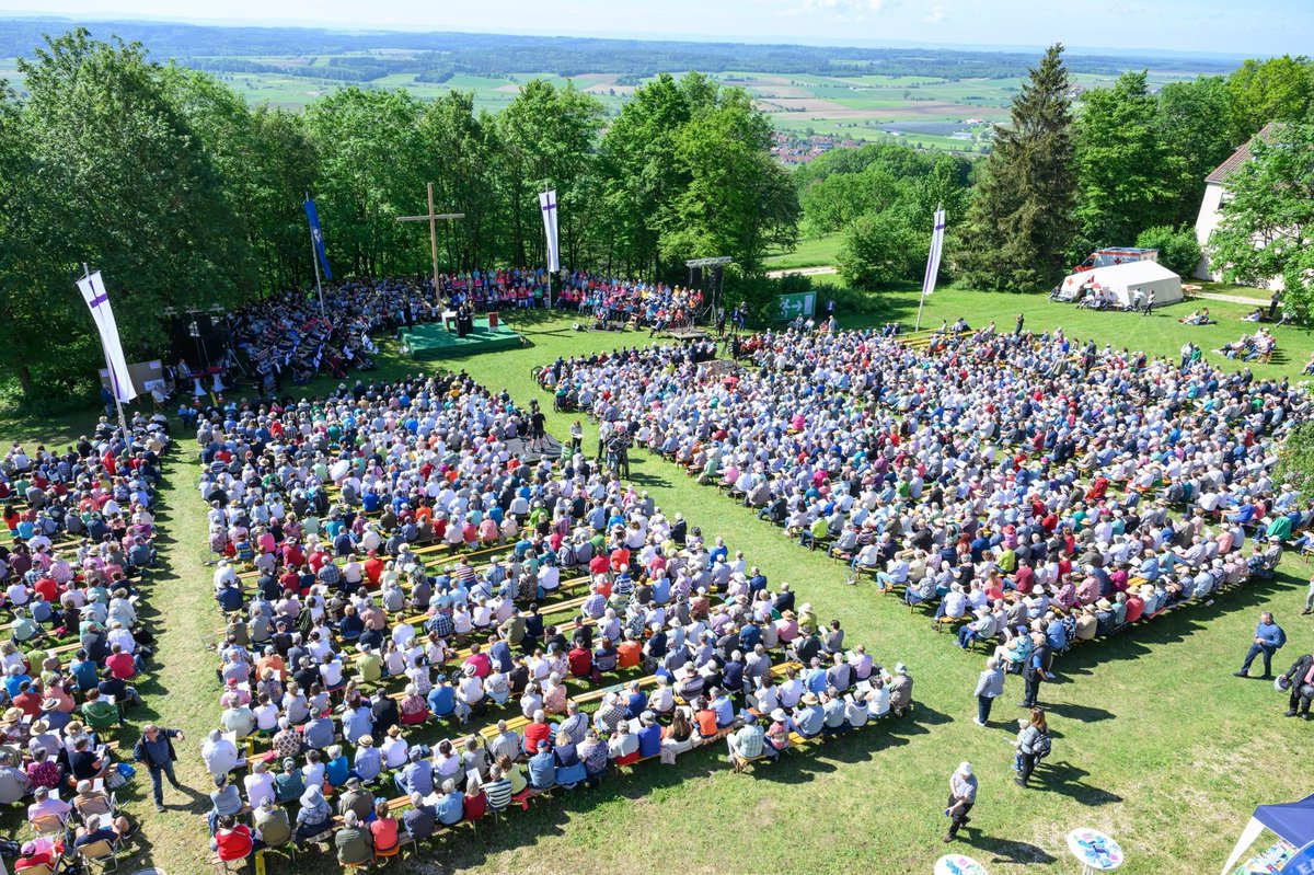 Ein Hochamt des Glaubens und des Friedens: Bayerischer #Kirchentag auf dem #Hesselberg in Gerolfingen im Landkreis Ansbach in #Mittelfranken unter dem Motto: „Ich habe Frieden für Euch!“ Gerade in Zeiten wie diesen ist der Frieden in der Welt aber auch der #Frieden im Herzen eine