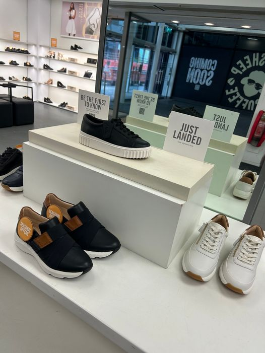 Just landed at @clarksshoes 🤩New styles and seasonal offer you don't want to miss! #seasonal #shoes #offers 

For more of the stores in the centre, visit:
bit.ly/ManderHomepage