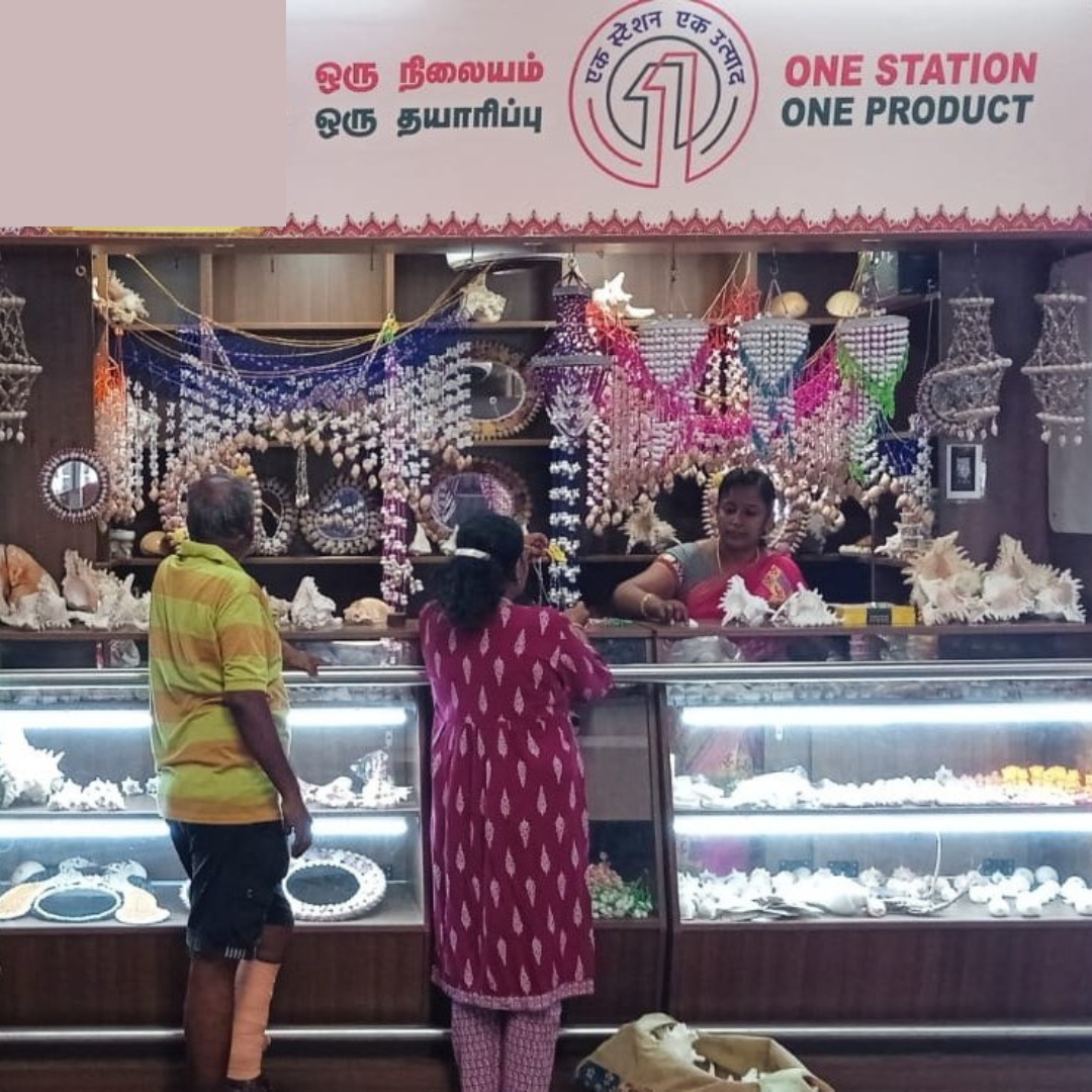 Explore the beauty of handmade 🐚 sea shell ornaments at Nagapattinam Railway Station Under the #OneStationOneProduct 

Supporting local artisans and promoting indigenous craftsmanship. 
 
#SouthernRailway #Vocal4Local #ArtisanCrafts #SupportLocal
