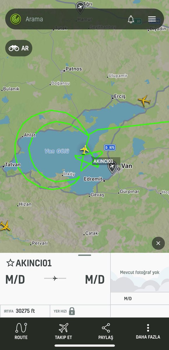 İran'da görevini tamamlayan Akıncı İHA, Van Gölü üzerinde Türk Bayrağı çizdi. 

Gurur 🇹🇷
#HelikopterKazası