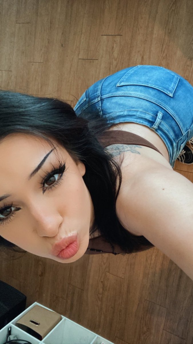 PeechieC's tweet image. POV im about to kiss you 🤭