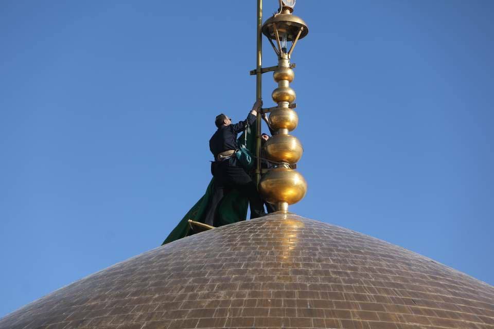 The flag over the Shia shrine named after Imam Reza, in the city of Mashhad in #Iran, was changed to black as a sign of mourning.