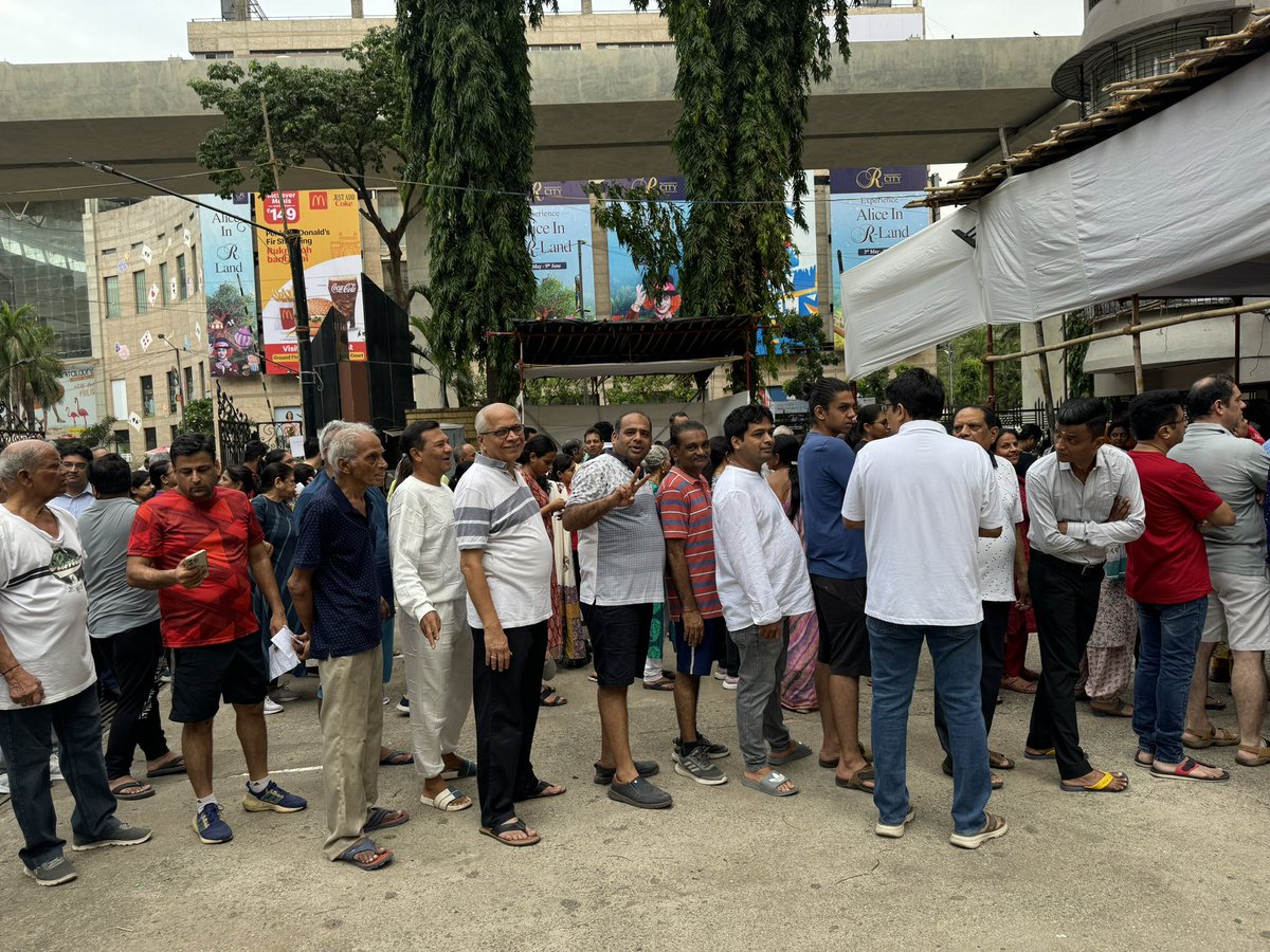 @RatanSharda55 @BJP4Mumbai 🙏But in Ghatkopar we have come forward & make excellent arrangements on our own but there is support from the community too ! In the overcrowded polling booths area compound we provided chairs, fans and Water 🙏🙏inspiration from parent organisation @RSSorg & @vhsindia @Swamy39