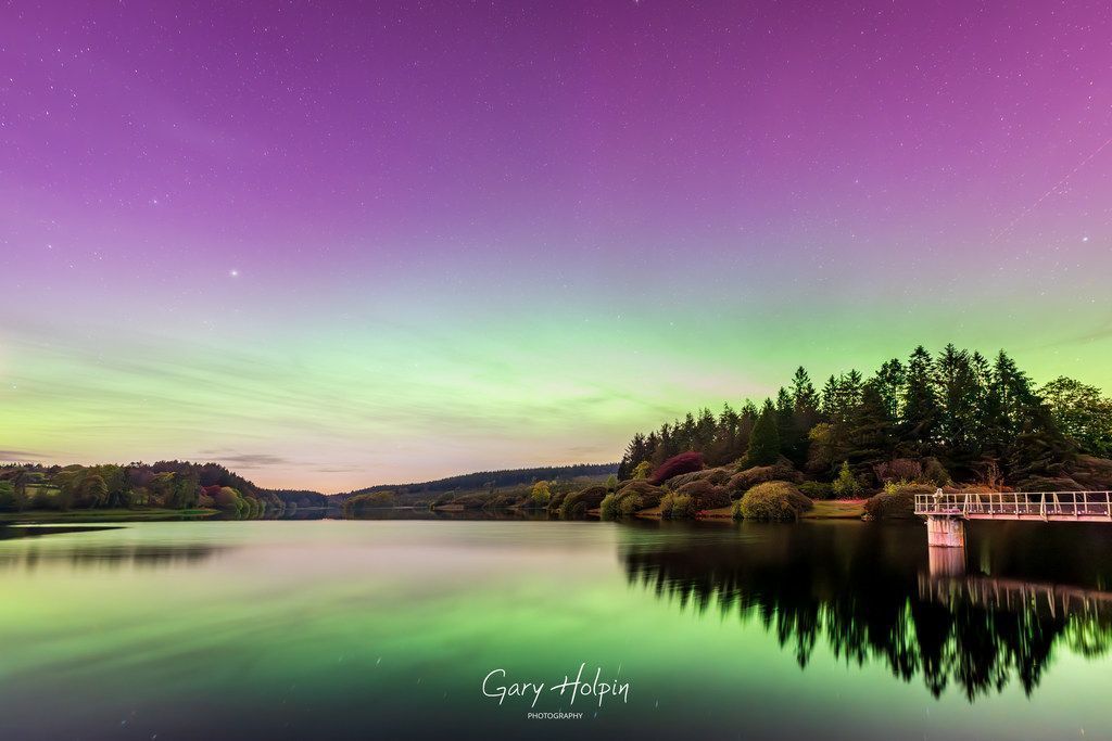 Morning! This week we are celebrating the amazing display of #aurora over #Devon a week or so ago, and we're starting with beautiful purple and green colours over the Kennick Reservoir on #Dartmoor just after dusk... 👇 #dailyphotos #mondaymotivation #stormhour #thephotohour