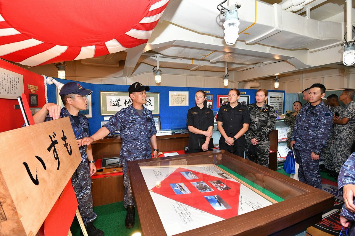 自衛艦隊先任伍長 清水顕海曹長は、米海軍第7艦隊先任伍長 ダニエル