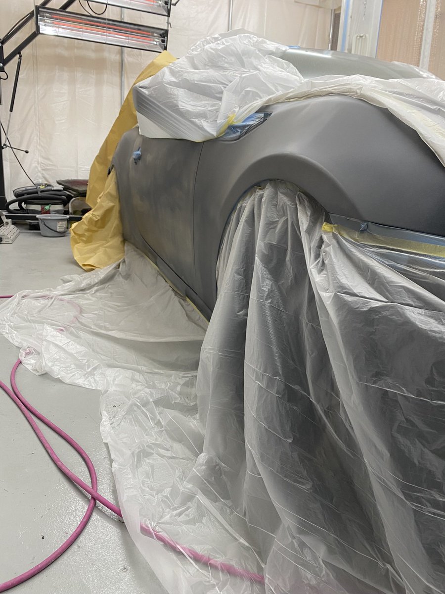 sgm71custom's tweet photo. 自社車両制作Part3！

さぁ、今回はサフェーサーです！

こちらもUVになります！
普通のサフェーサーと違ってこちらも半透明なので、下地が透けてますね！
ただ、やっぱり作業スピードは格段に上がります！
専用の照射機で5分程で完全硬化します👍 https://t.co/jAJNi98BUH