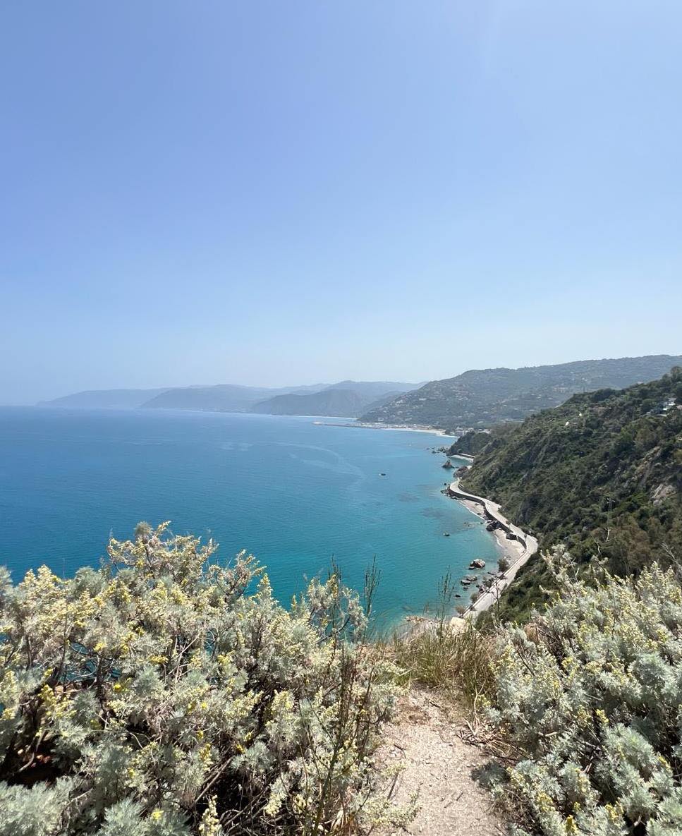 Buongiorno. quale dei due panorami preferiti? Ci troviamo al Monte della Madonna di Capo d'Orlando 1. Centro 2 litoranea San Gregorio #visitsicilyinfo #sicily #sicilia #beaches #borghi