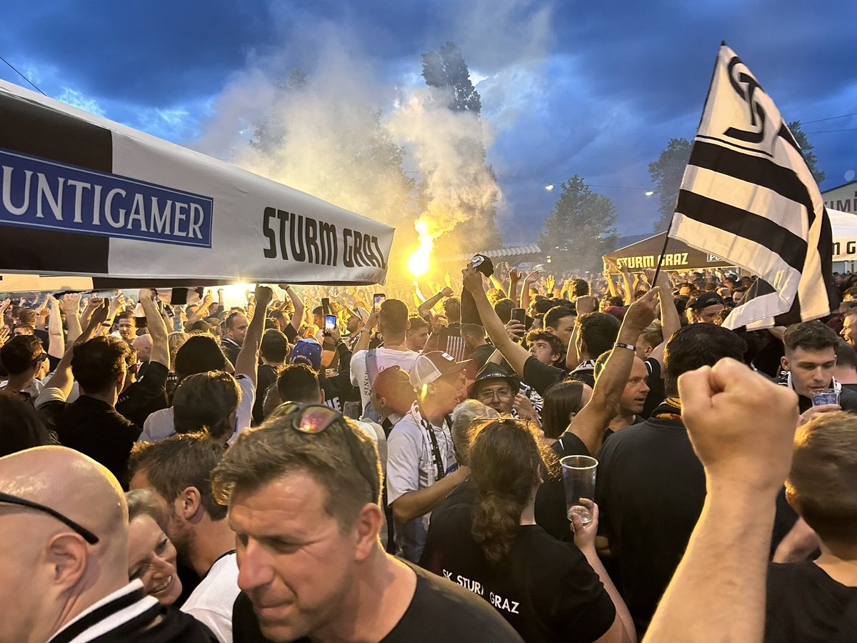 unglaubliche Szene, magische Nacht 🖤 <a href="/SKSturm/">SK Sturm Graz</a> #dersksturmistneuermeister