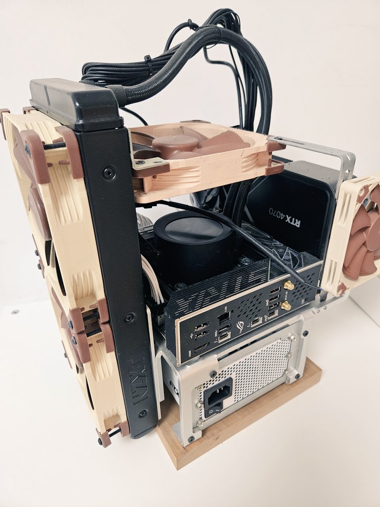 ncnode's tweet photo. 咸鱼攒出来的一件艺术品.

主板：华硕Z790-I itx
CPU：13700K
显卡：RTX4070 EF公版
机箱：二向箔itx全开放
水冷：恩杰280
风扇：猫头鹰NF-A14 
电源：海韵spx750

2024/05/20 $67100 #BTC https://t.co/otBx9qPTEf