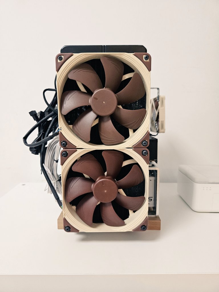 ncnode's tweet photo. 咸鱼攒出来的一件艺术品.

主板：华硕Z790-I itx
CPU：13700K
显卡：RTX4070 EF公版
机箱：二向箔itx全开放
水冷：恩杰280
风扇：猫头鹰NF-A14 
电源：海韵spx750

2024/05/20 $67100 #BTC https://t.co/otBx9qPTEf