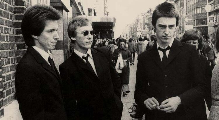 In May 1977, a young 3-piece rock group from Woking in Surrey appeared on #TopOfThePops w/ an explosive single called In The City. The song is 1 of the most incendiary debut singles ever. On May 20, 1977 #TheJam released their exhilarating debut album, also called 'In The City'.