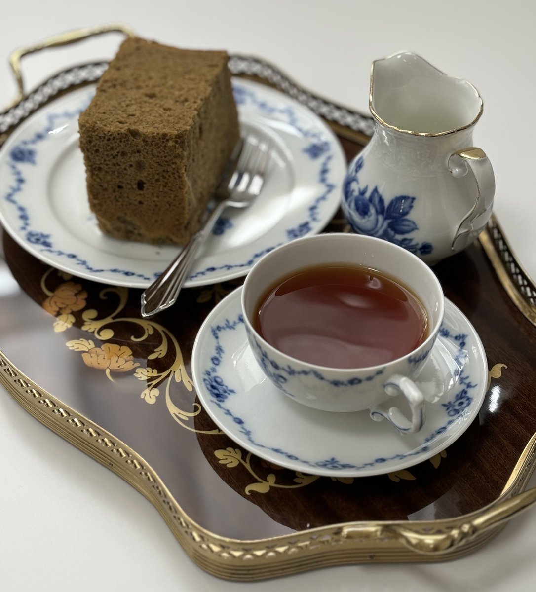 見た目煉瓦なシフォンケーキ🧱
お茶はLUPICIAのNILGIRI BOP🫖
 #茶好連