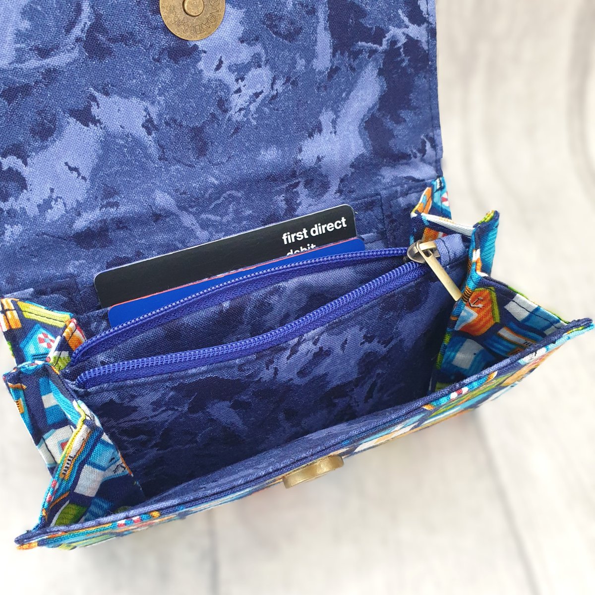 #MHHSBD 𝗧𝗵𝗲 𝗽𝗲𝗿𝗳𝗲𝗰𝘁 𝗽𝘂𝗿𝘀𝗲 𝗳𝗼𝗿 𝘀𝘂𝗺𝗺𝗲𝗿🌞 Get that beach vibe with this purse that's compact but with plenty of room inside. It's made from 100% cotton in a cool beach hut fabric with a coordinating lining just like the sea. Link in comments🌊