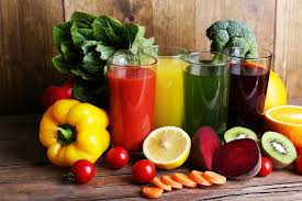 हम कैसे बेवकूफ बन रहें हैं...... Preserve Food Juice या vegetables...... क्या ताजे फल सब्जियों का मुकाबला कर सकती है........????? 1. पहले हम दस रुपये किलो टमाटर खरीद कर ताज़ी चटनी खाते थे...... अब हम 150 रुपये किलो का दो महीने पुराना Tomato सॉस खाते हैं..... 2. पहले हम एक दिन