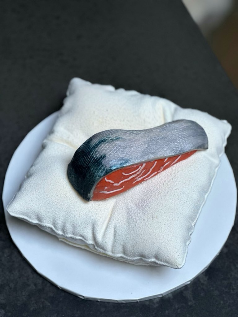 sashimimimi's tweet photo. I have a friend who smokes salmon for a living. So what better to make him than a carrot cake salmon on a mousse pillow?

Pillow is yuzu mousse, mandarin ganache, candied yuzu peel, pistachio praline and carrot cake, sprayed with white cocoa butter for the velvet effect. 1/2 https://t.co/1Rg7nrrAP6