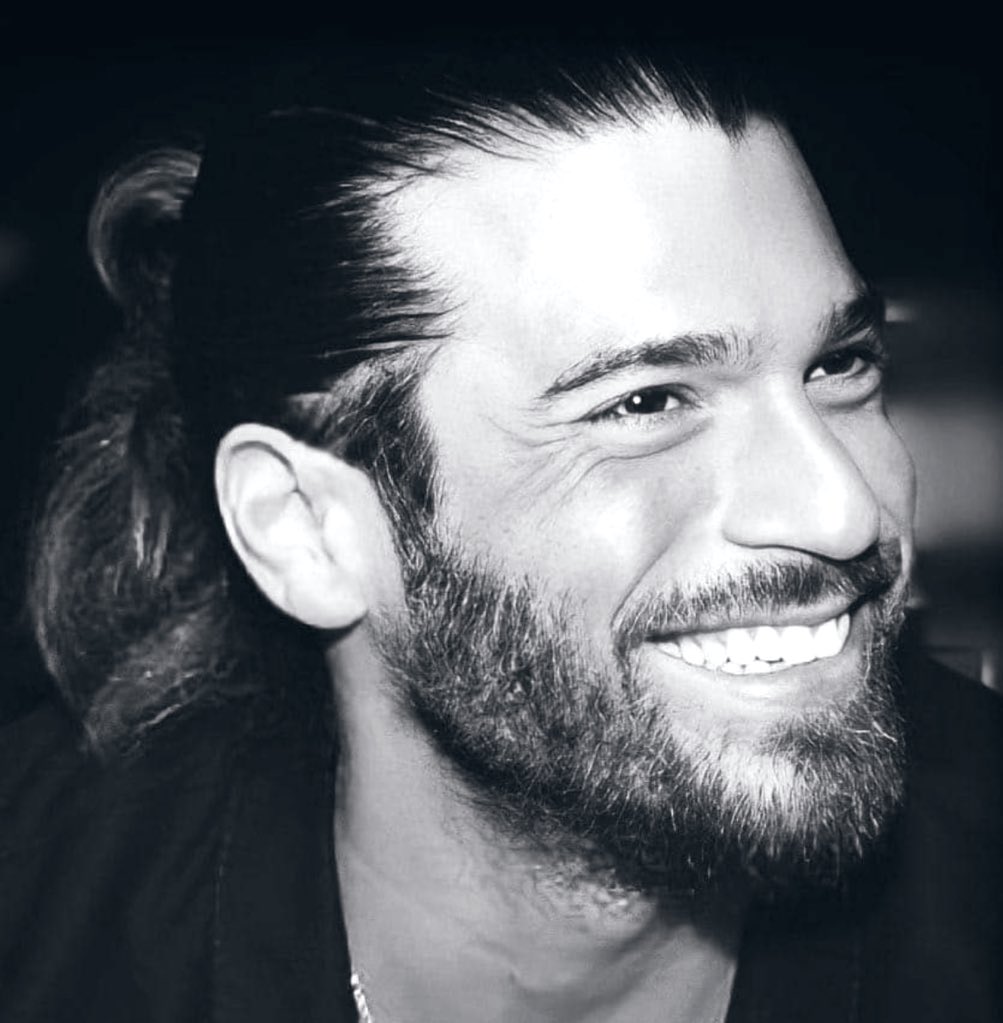 “Lí sono iniziati tutti i guai. Con quel sorriso… quel dannato sorriso.” Buongiorno ☕️💕 #CanYaman ☀️