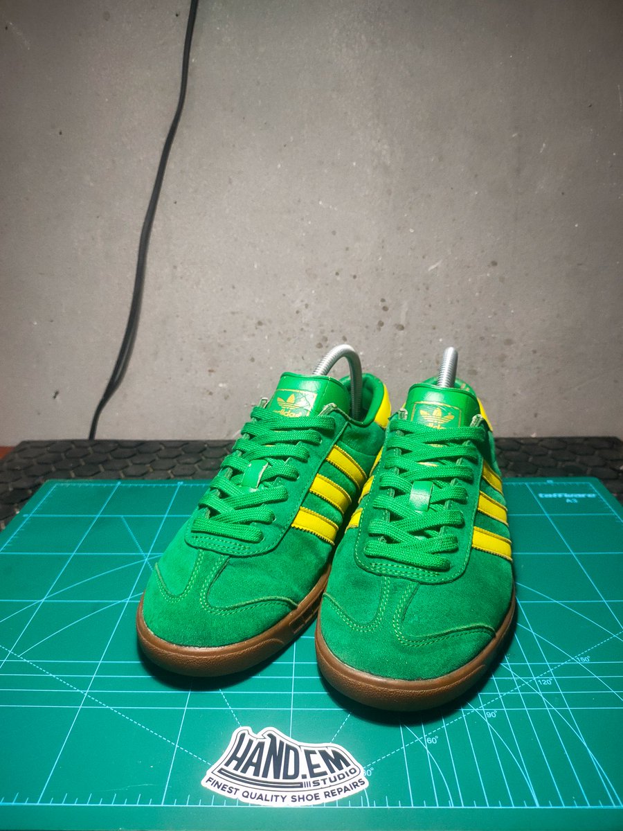 Hand_emStudio's tweet photo. 🟢🟡 Hamburg's in for a resole! 🟡🟢
Finally look as good have these soles back on!
#Hand_em
.
.
.
.
.
#adidas #adiporn #adidasoriginals #adidasaddict #3stripes #3stripesstyle #trifoil #clobber #resoles #swapsole https://t.co/8uvsEdTufG