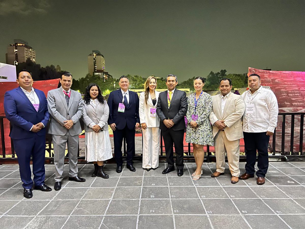Montano_Ventura's tweet photo. En el marco del tercer Debate Presidencial me dio mucho gusto saludar a mis paisanos y amigos tabasqueños Mtra. @elinavag12, consejera presidenta del @IEPCTabasco, al Mtro. @ArmandoXavier16, magistrado electoral del @TE_TABASCO y al Mtro. @rileymata. https://t.co/Lk9PMivMXk