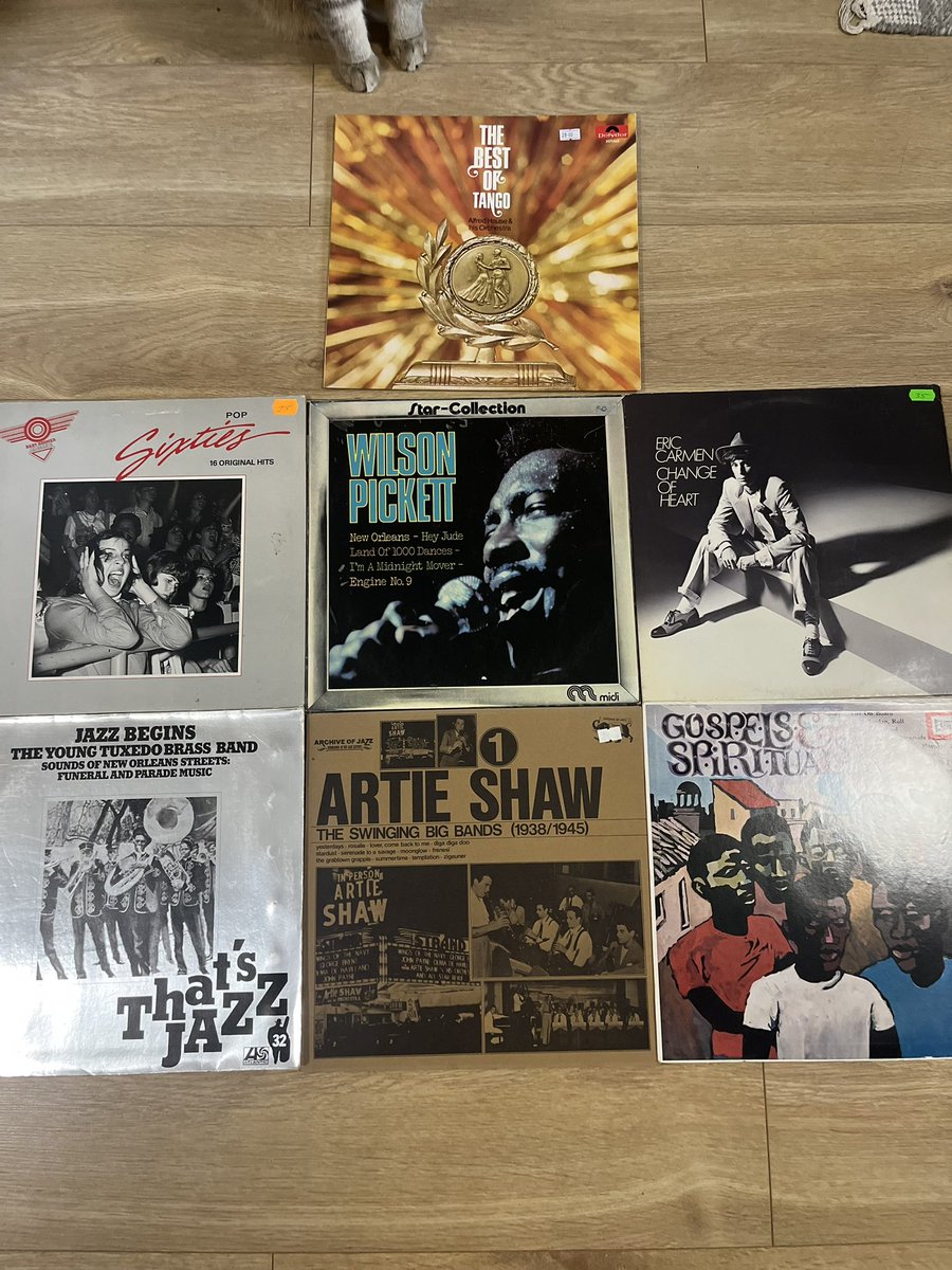 Я решила тут хвастать своим винилом.
Все-таки лучшее место для охоты - рынок, вот вчерашняя добыча