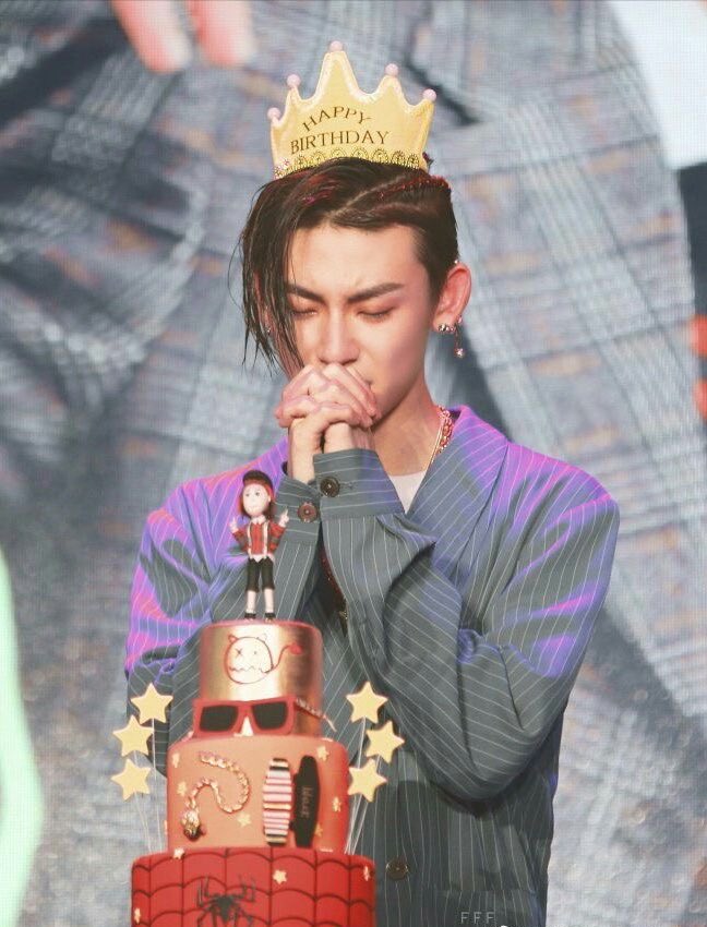 เหมือนเพิ่งแฮป แกตอน 19 ขวบไปเอง ภาพแกที่ยิ้มทั้งน้ำตาวันนั้นยังติดตาอยู่เลย..ไวเนอะ นี่พวกเราอยู่ฉลองวันเกิดด้วยกันมาเข้าปีที่ 7 แล้วนะ แล้วต่อจากนี้ไปอีกทุกๆ ปีเลย สุขสันต์วันเกิดปีที่ 25 นะเสี่ยวหลินข่าย #小鬼王琳凯0520生日快乐 🎂💖