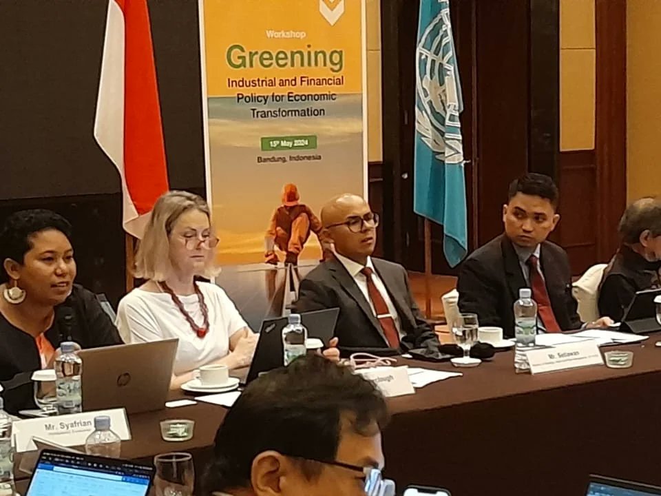 Fiji_MFAET's tweet photo. Fiji's Ambassador to Indonesia, Mr.
@amena_yauvoli represented Fiji at the Workshop on Greening Industrial &amp; Financial Policy for Economic Transformation initiated  by the @UNCTAD in Indonesia. Fiji 🇫🇯 reiterated its commitment to achieve the 🌎 global #climate goals &amp; the #SDGs. https://t.co/DboD3fikFb