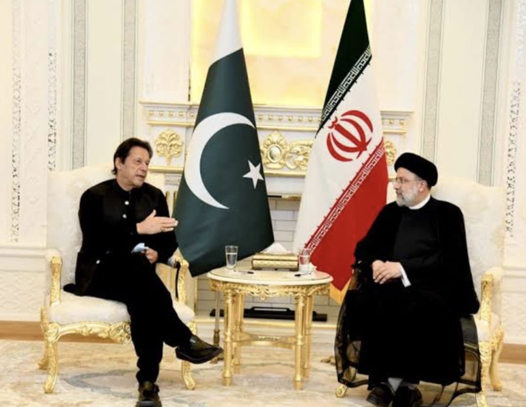 MoonisElahi's tweet image. برادر ملک ایران کے صدر ابراہیم رئیسی کے ہیلی کاپٹر حادثہ میں انتقال پر پاکستانی عوام ایرانی بھائیوں کے غم میں برابر کے شریک ہیں۔ صدر ابراہیم رئیسی کے افسوسناک انتقال سے عالم اسلام ایک زیرک رہنما سے محروم ہو گیا ہے۔